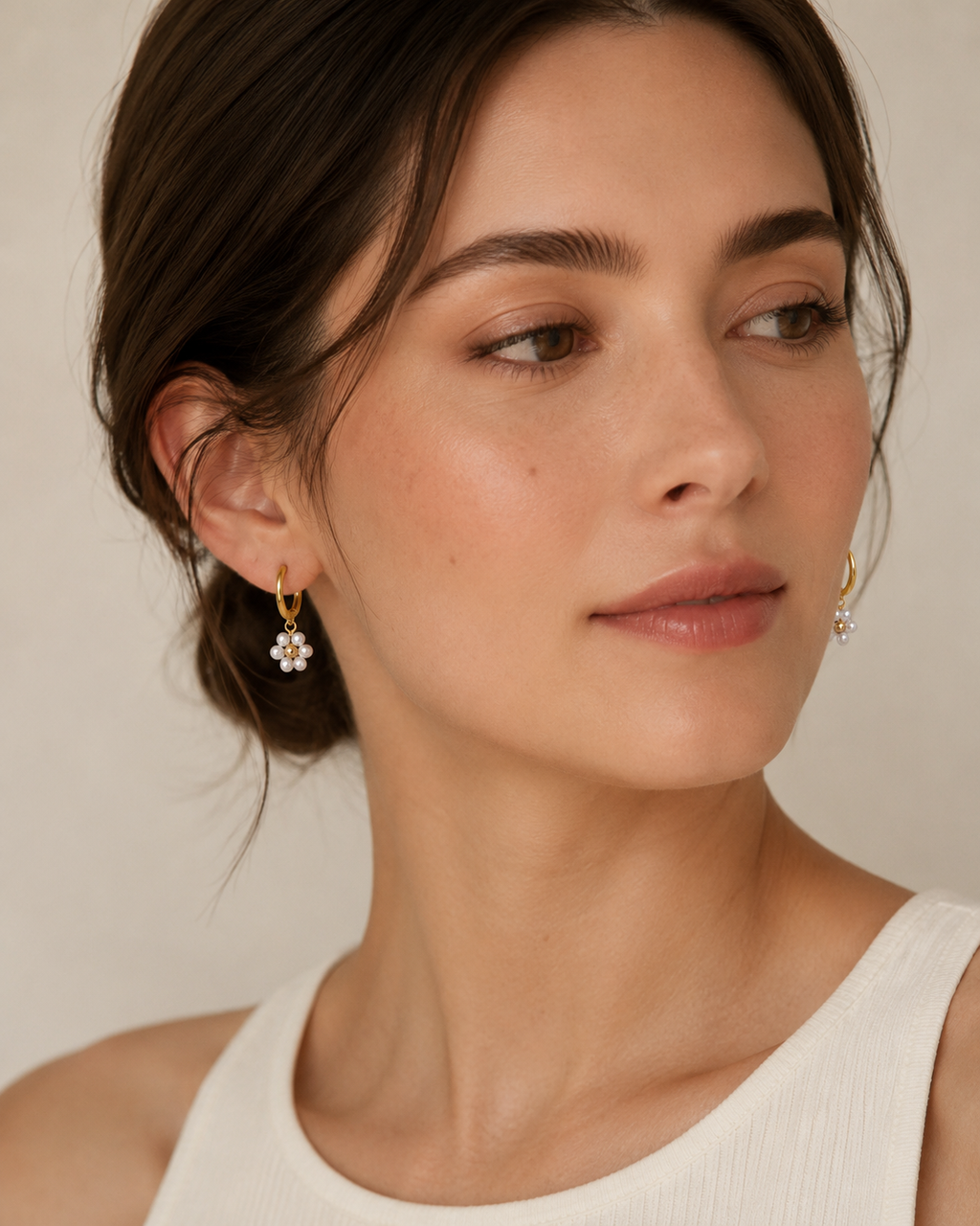 Boucles d’oreilles créoles Fleur Nacrée – Acier inoxydable doré