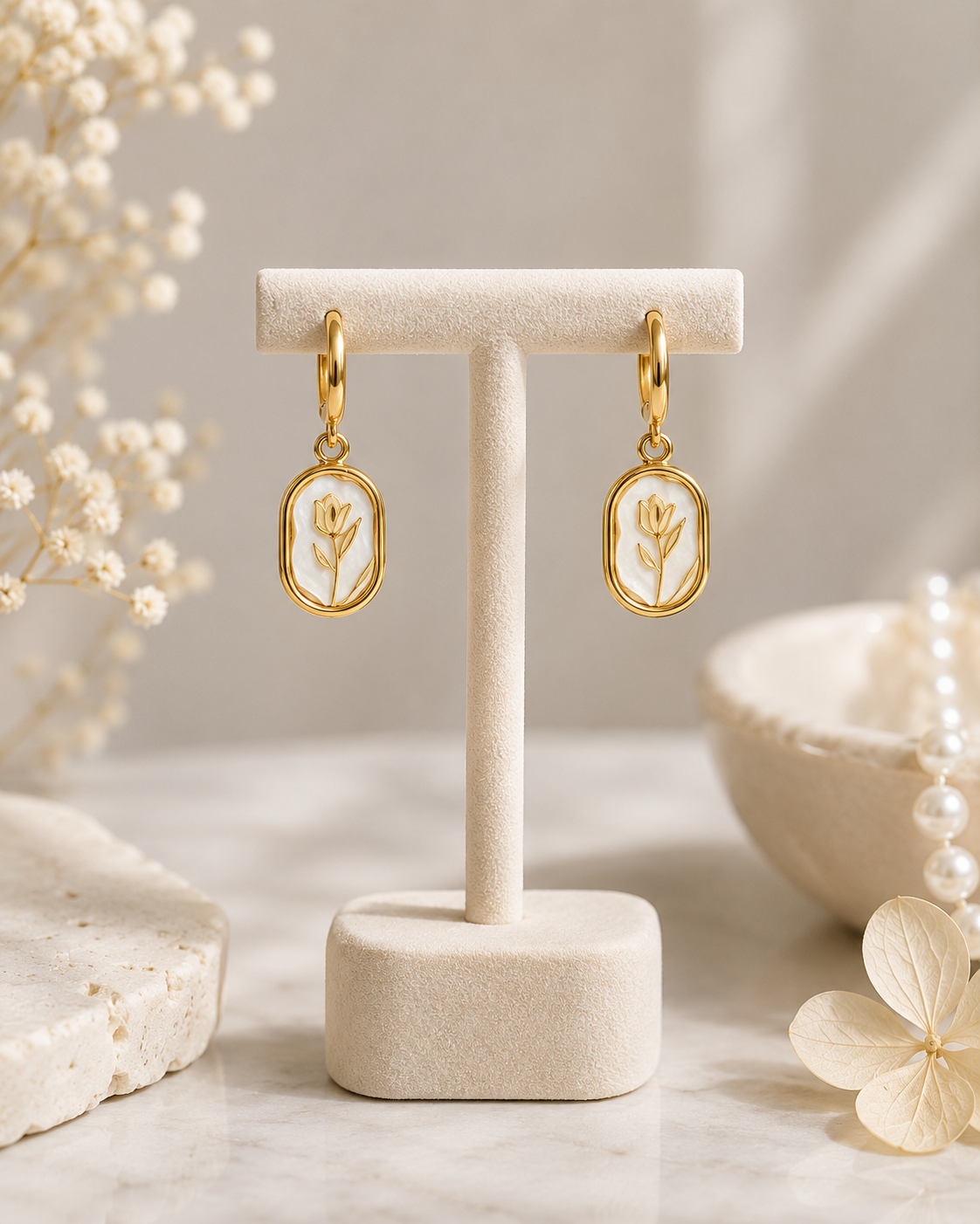 Boucles d’oreilles créoles Fleur Nacrée – Acier inoxydable doré