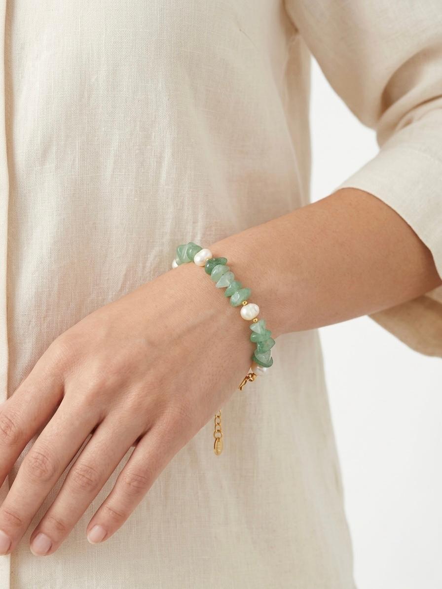 Bracelet artisanal réglable en pierres naturelles colorées et perles nacrées – Chaîne inoxydable dorée