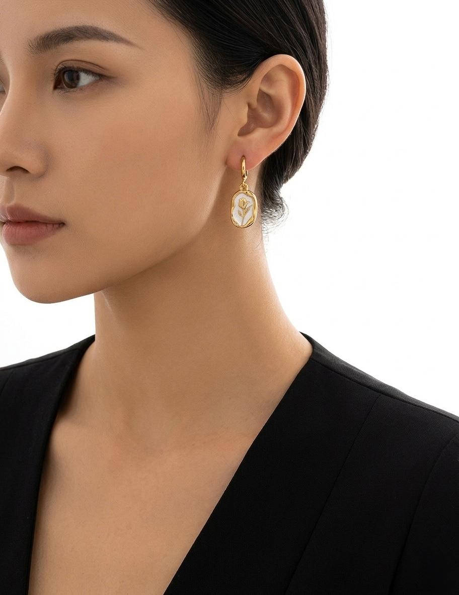 Boucles d’oreilles créoles Fleur Nacrée – Acier inoxydable doré