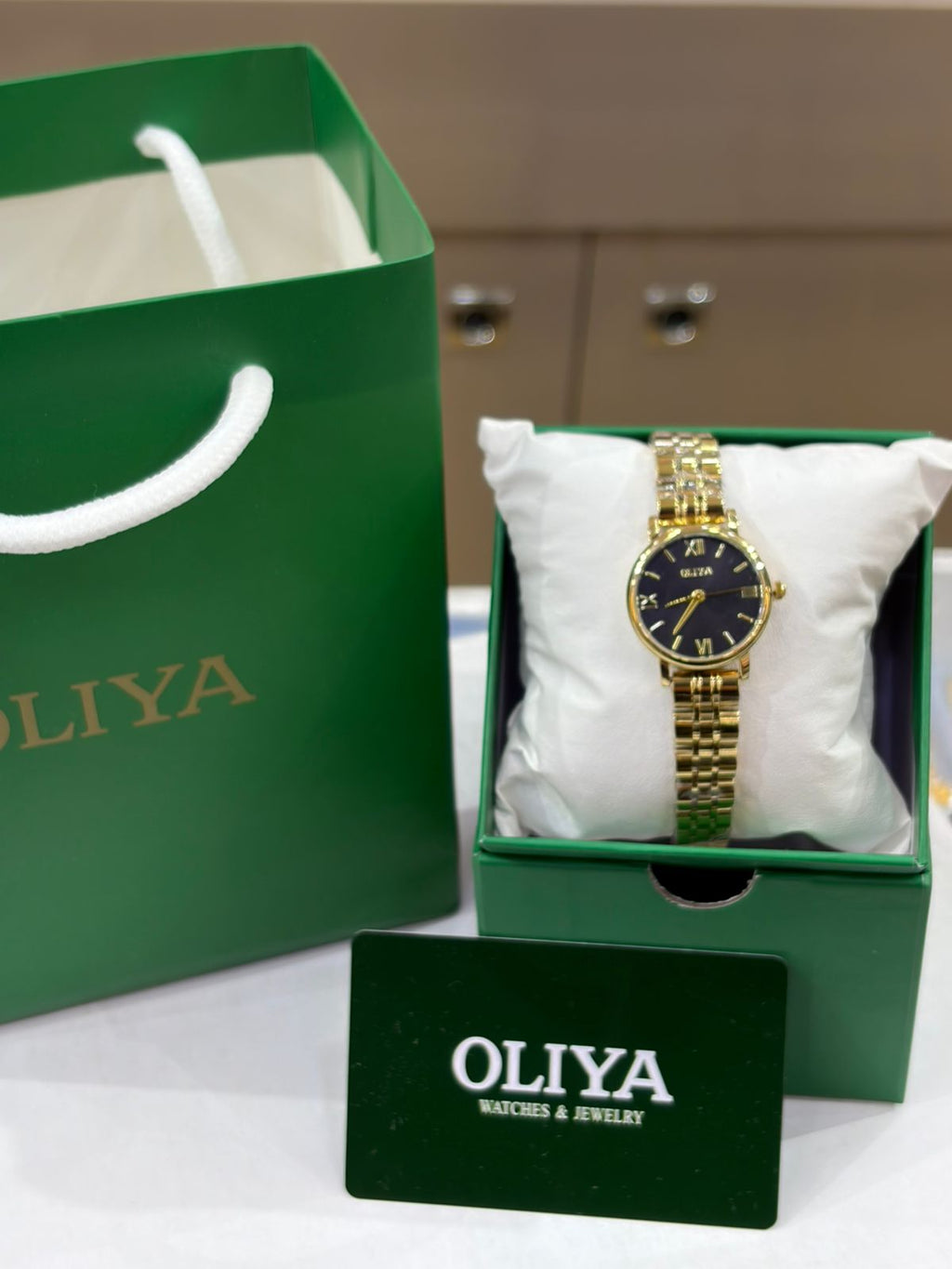 Montre OLIYA Dorée Classique – Cadran Noir Élégant et Style Intemporel