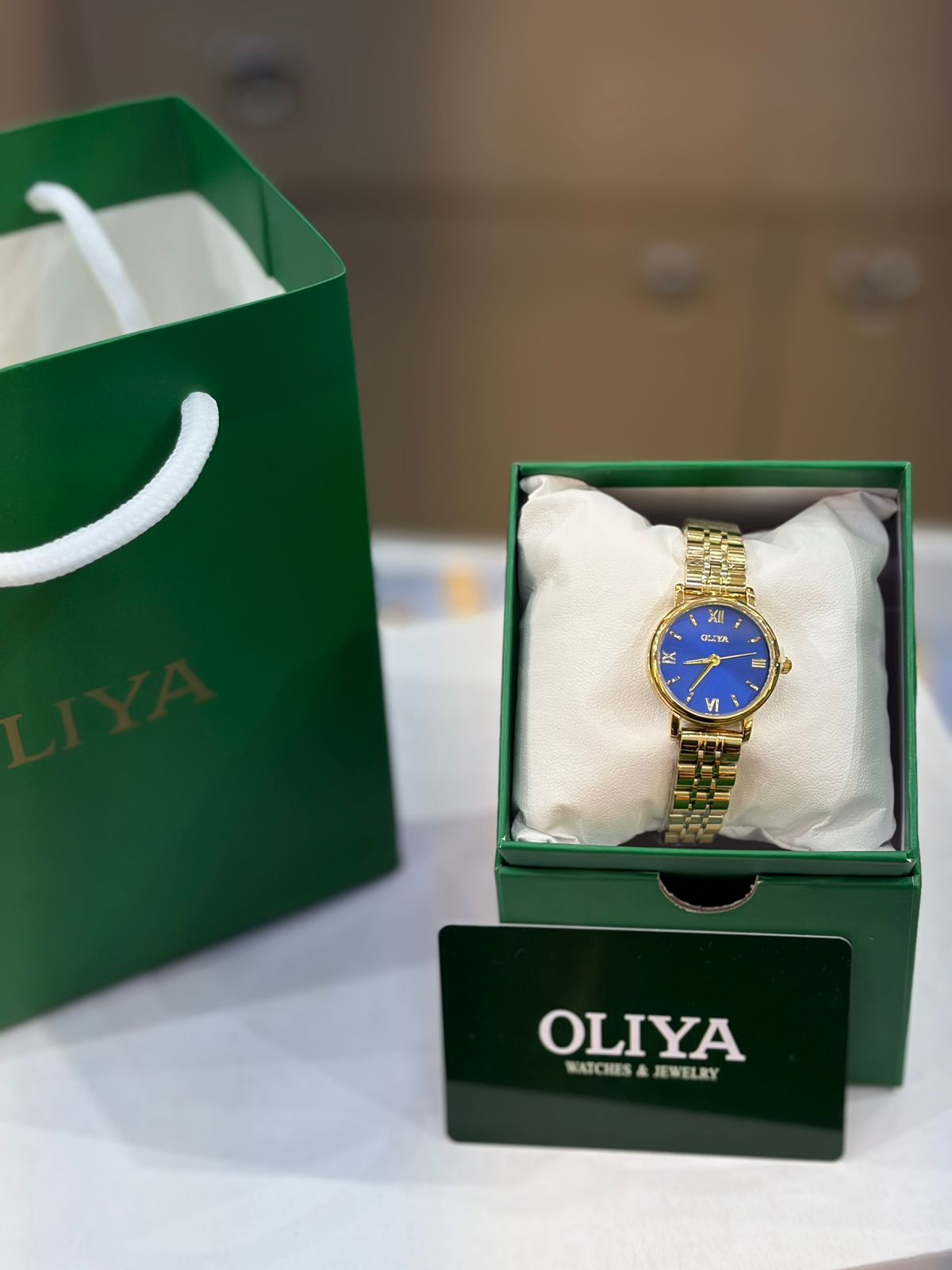Montre OLIYA Dorée Classique – Cadran Bleu Élégant et Raffinement Intemporel